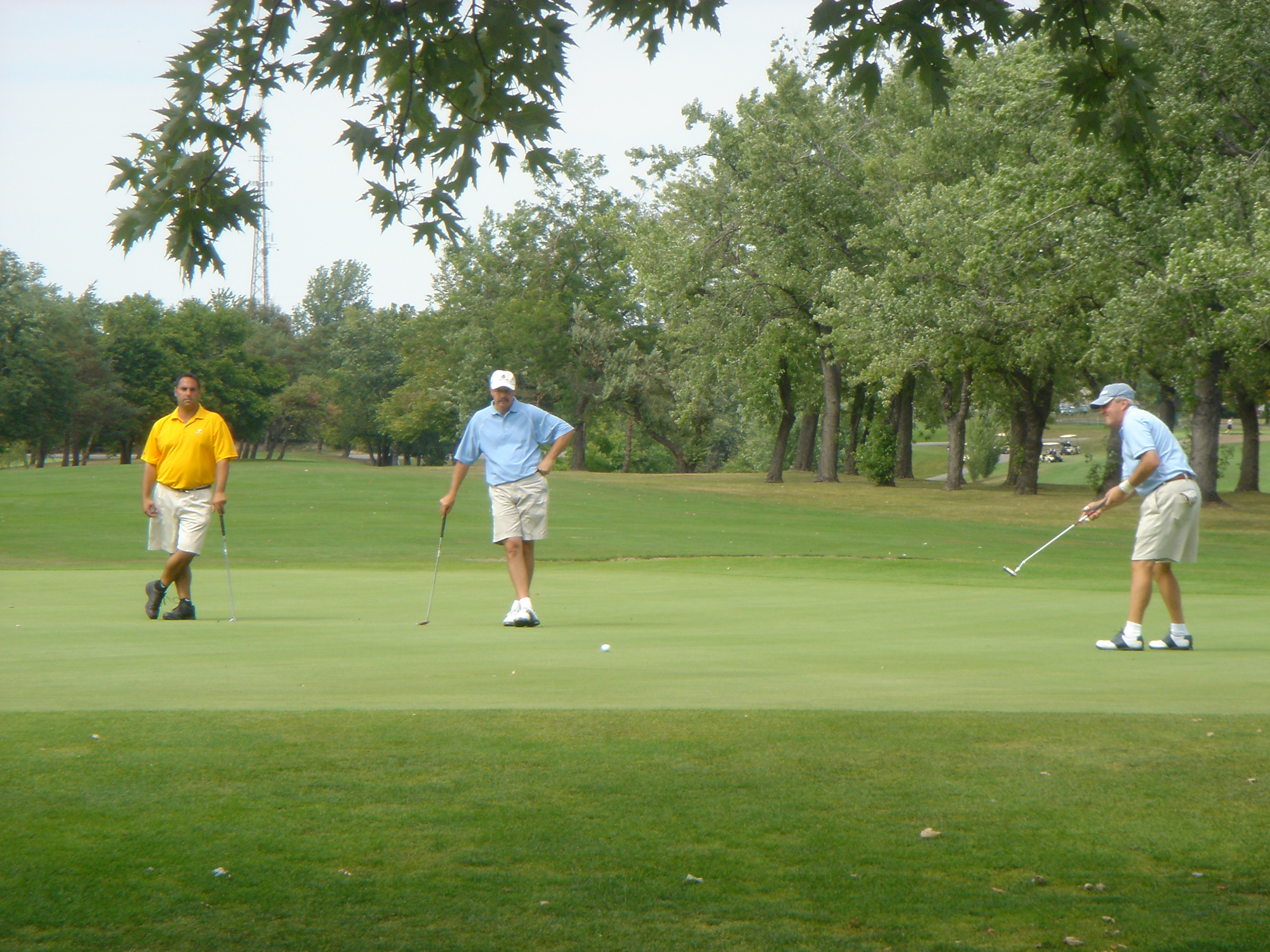 Jim Mohan putts on 18