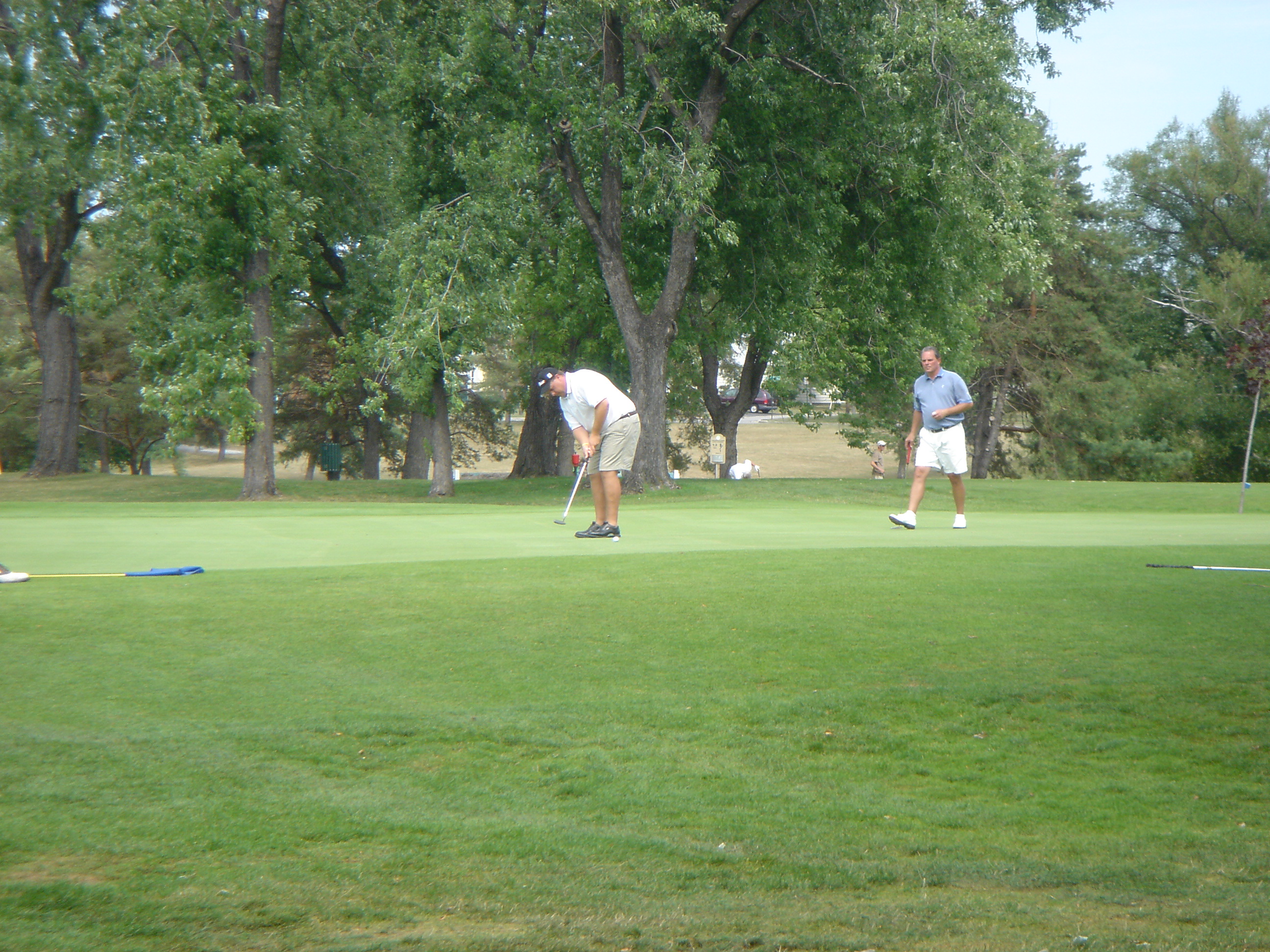 Keith Sawyer putting on final hole