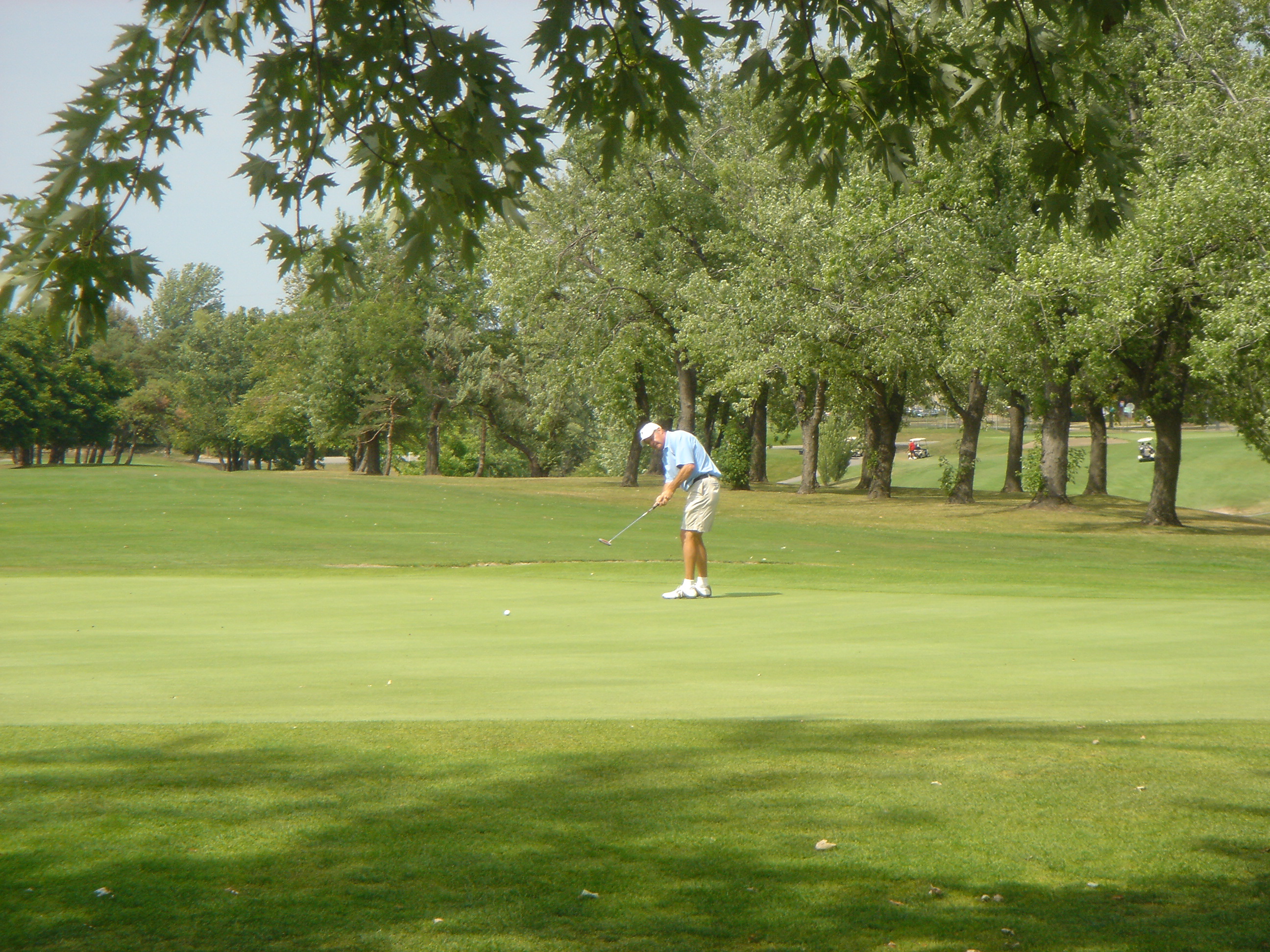 Overall Champion Tom Gantress putting on final hole