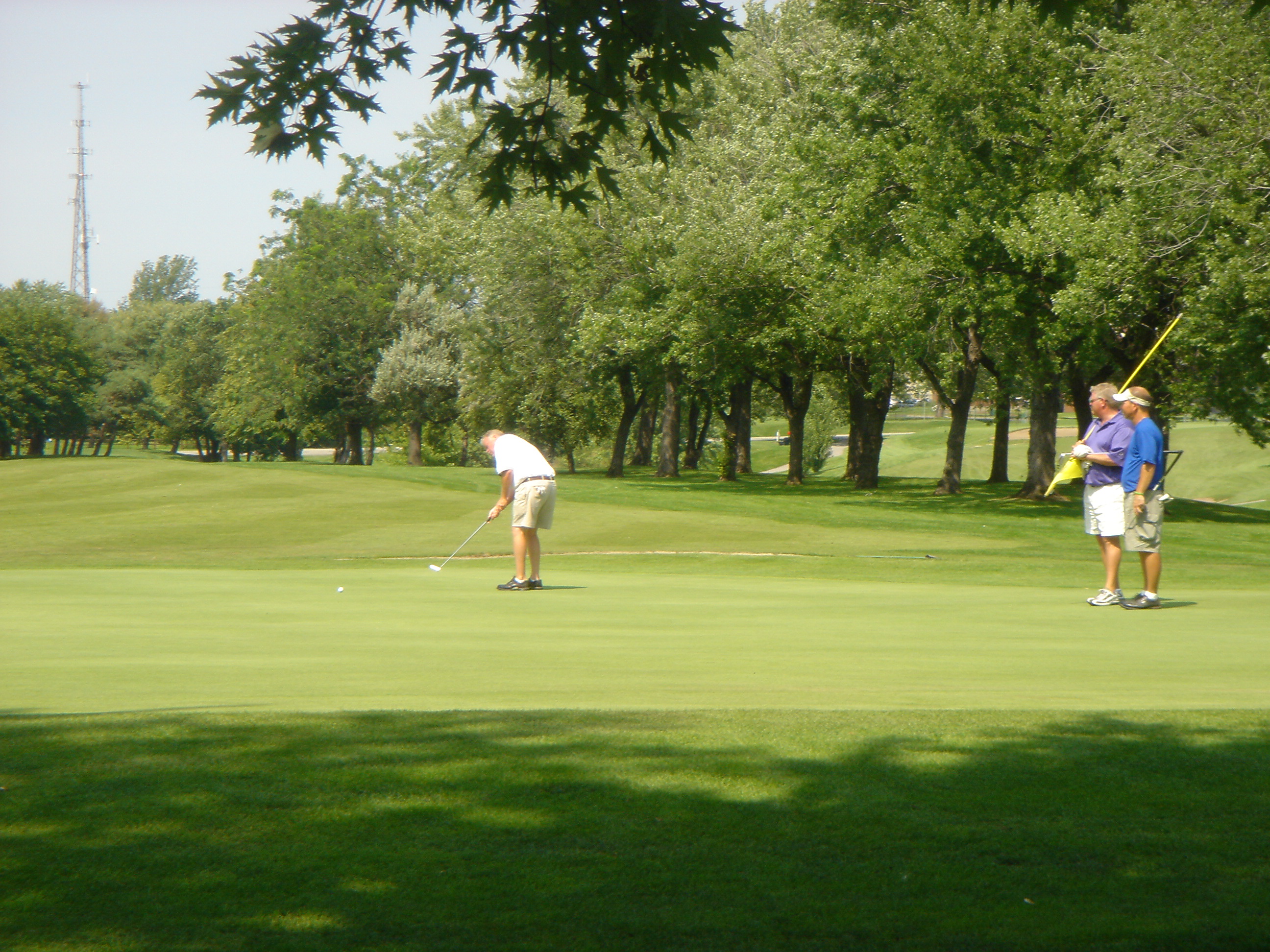 Tom Osborn putting on 18